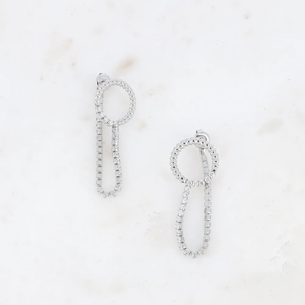 Boucles pendantes Solèna - anneau effet bulle et chaîne rivière accrochée au fermoir – Image 3