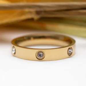 Bague en Acier Doré tendance avec des petites perles blanches