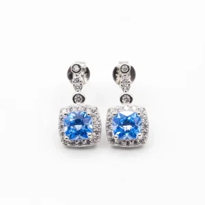 Boucle argent rhodié garanti avec un motif carré bleu tendance pour cet été